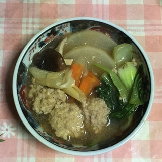 豚団子、青梗菜、椎茸、ネギ、大根、にんじんの鍋